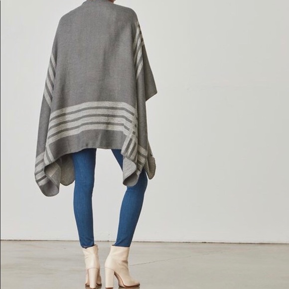 BB Dakota Poncho In Charcoal - Picture 2 of 3